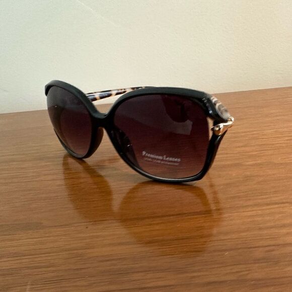 New Fashion Sunglasses Large Frames, Black frames with tortoise shell stems. - Picture 4 of 5